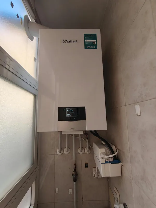 Caldera Vaillant ecoTEC nueva con la pantalla encendida tras la puesta en marcha